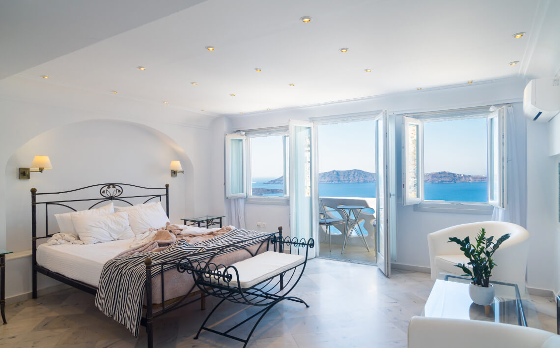 https://shush-villa.magpiex.co.uk/app/uploads/2021/11/master-bedroom.jpg