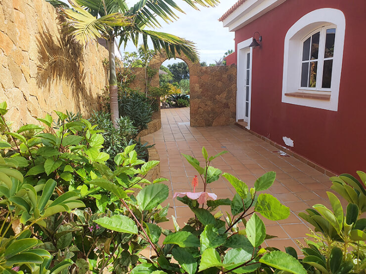 https://shush-villa.magpiex.co.uk/app/uploads/2021/11/villa-arch-way-2.jpg